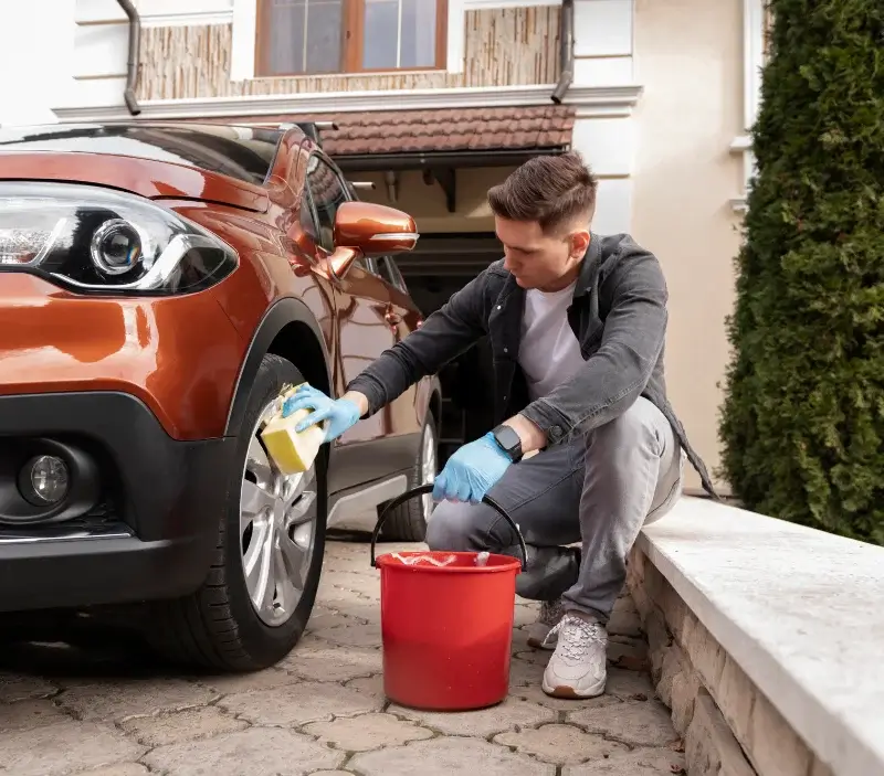 Lavage auto à domicile Vouzan : professionnel intervenant sur un véhicule